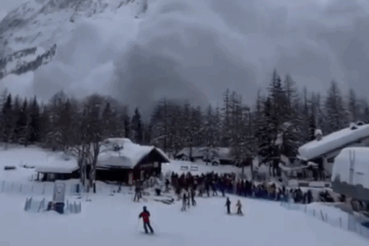 Vitatott felvételen látható, hogyan sodorja el a lavina a síelőket Olaszországban