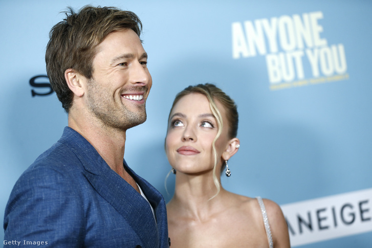 Sydney Sweeney és Glen Powell
