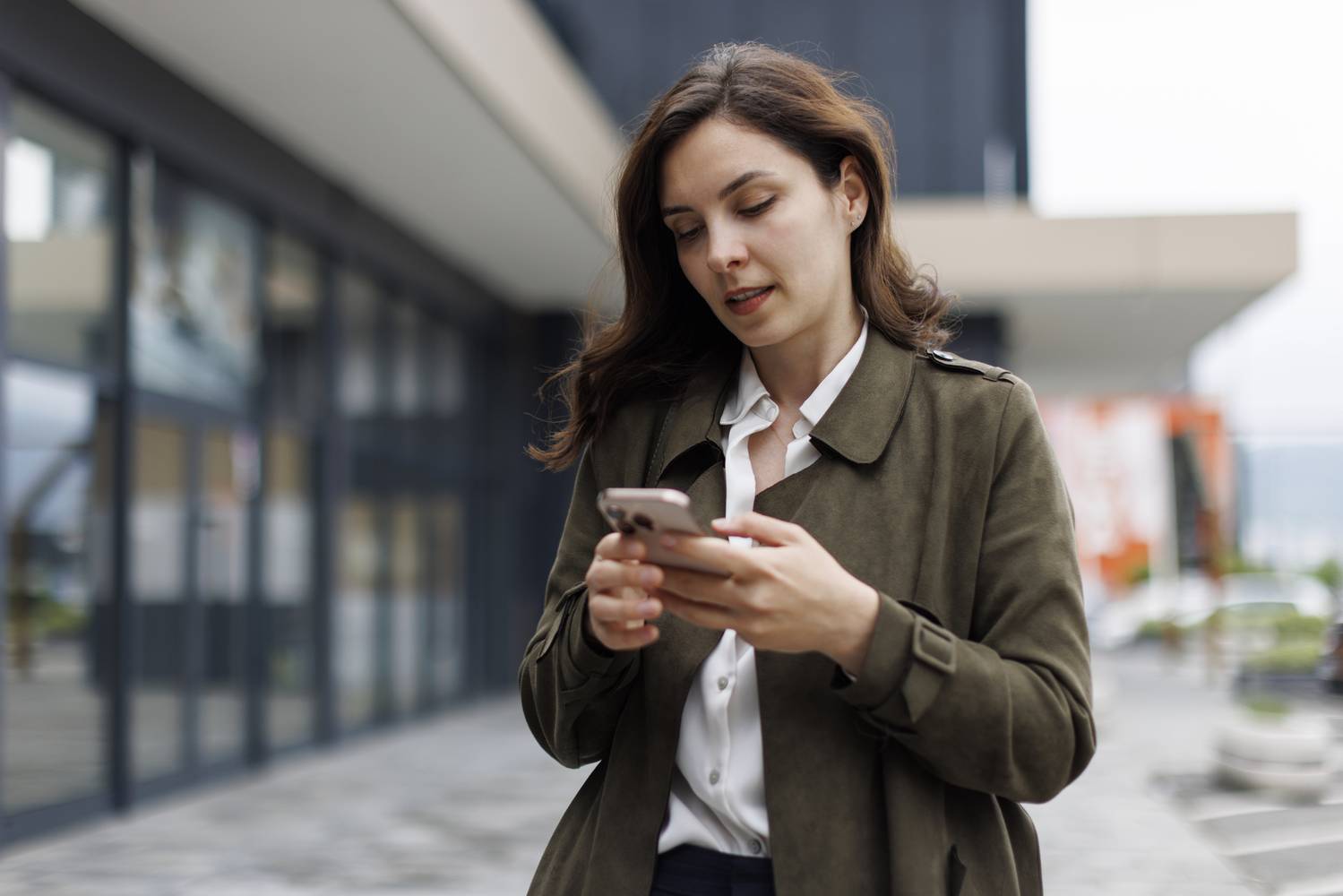 munkaidon-kivul-telefon