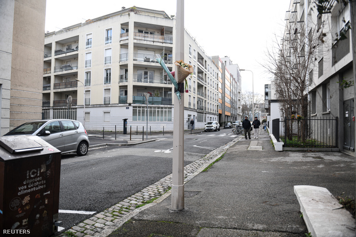 Virágcsokor 2026. február 16-án azon a helyszínen, ahol Quentin Deranque megsérült, miután egy szélsőjobboldali tüntetés során rátámadtak