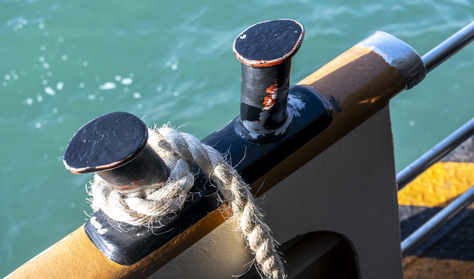 20 éve senki sem tudja, hogy került a folyópartra ez a hajó