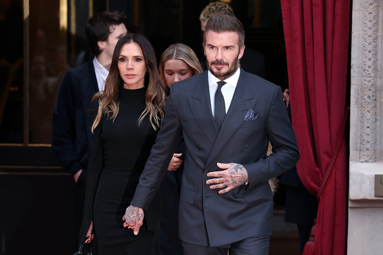 David Beckham és Victoria Beckham&nbsp;Kapcsolatuk kezdetén a futballkarrier és a zenei elfoglaltságok miatt gyakran éltek külön városban