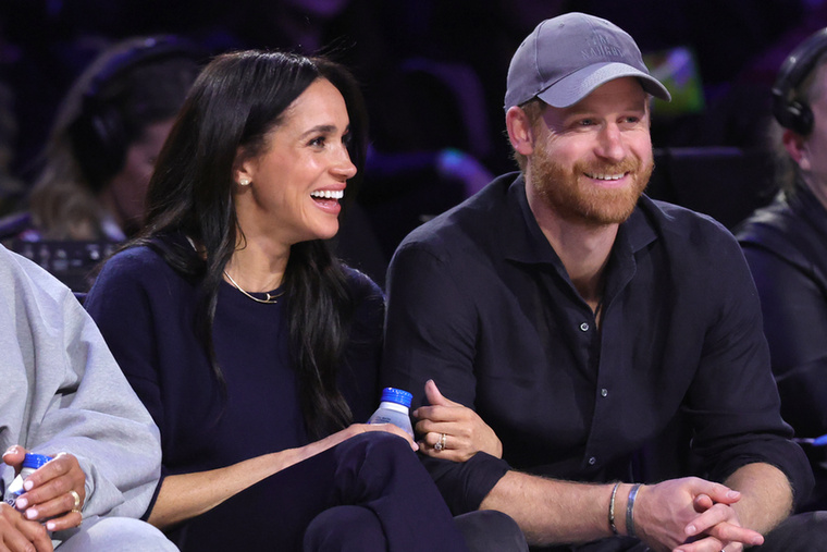 Meghan Markle és Harry herceg&nbsp;A pár 2016-ban Londonban ismerkedett meg, ám kapcsolatuk elején Meghan még Torontóban forgatta sorozatát