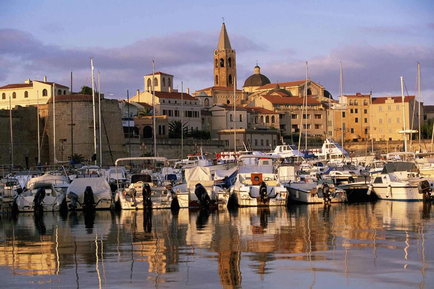 Alghero a tökéletes kiindulópont Északnyugat-Szardínia felfedezéséhez. Kisebb, mint Sassari, de sokkal érdekesebb, gyönyörű környezetben fekszik, és rengeteg programlehetőséget adódik.