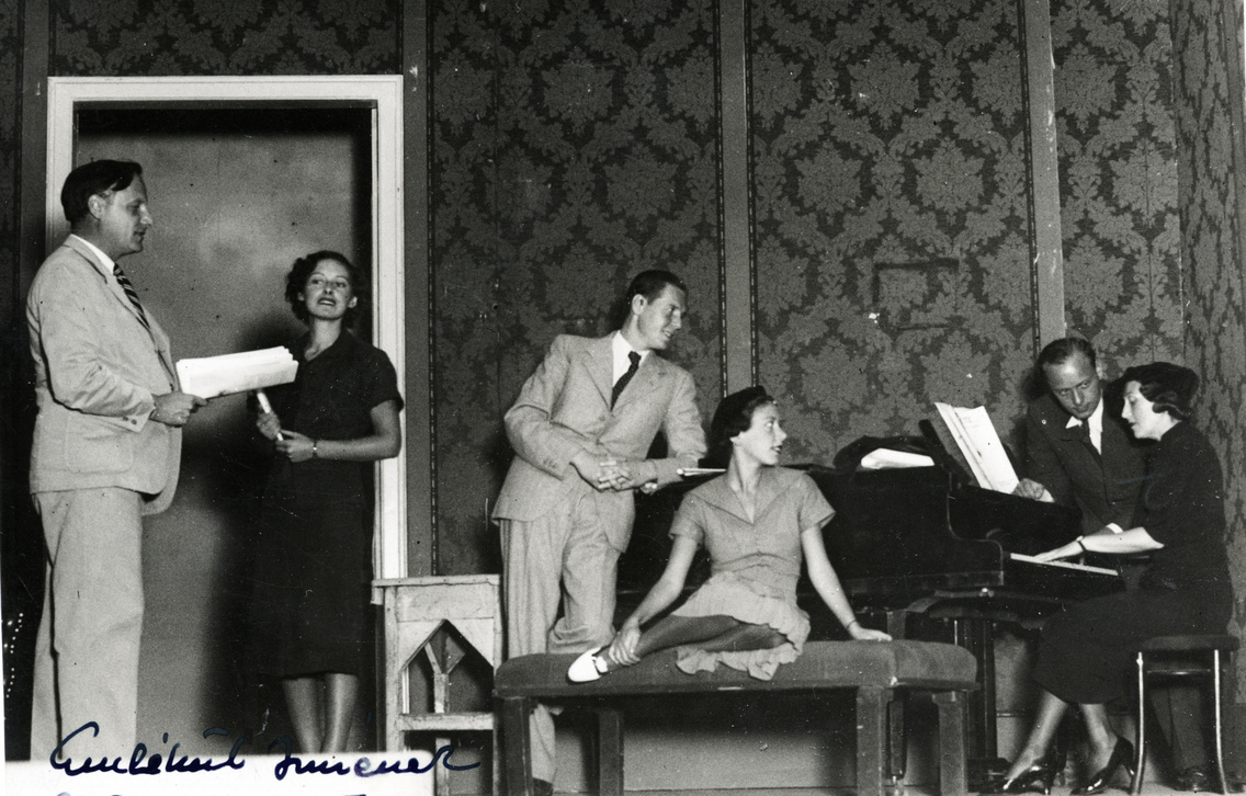 Próba a Pesti Színházban, balról a második Muráti Lili (1936)