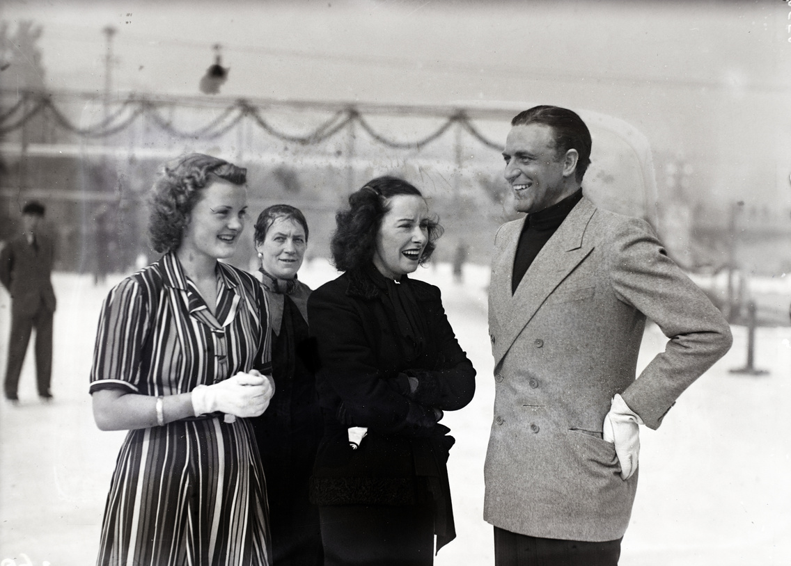 A Városligeti Műjégpályán, középen Muráti Lili (1939)