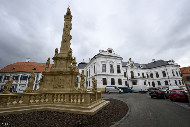 A veszprémi Érseki Palota, előtérben a Szentháromság szobor.