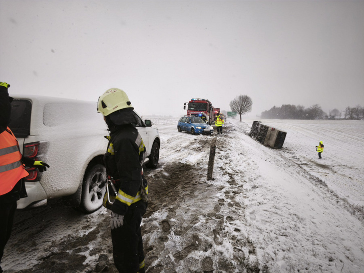 Árokba, az oldalára borult autóbusz a 76-os főúton, Zalaegerszeghez tartozó Andráshida közelében