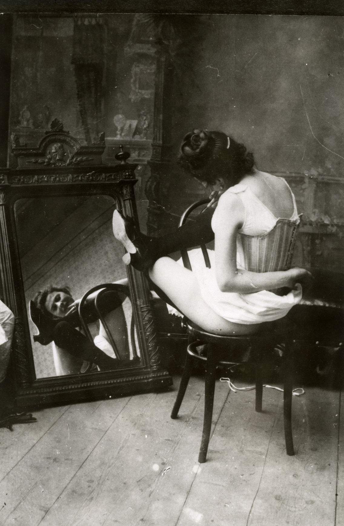 Ismeretlen fotográfus: Nő a tükör előtt (1910 körül)