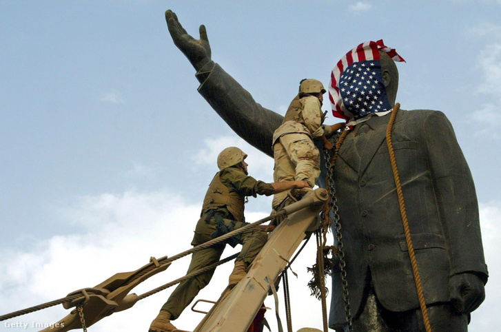 Az amerikai csapatok bevonulnak Bagdad központjába, ahol ledöntik Szaddám Huszein szobrát 2003. április 9-én
