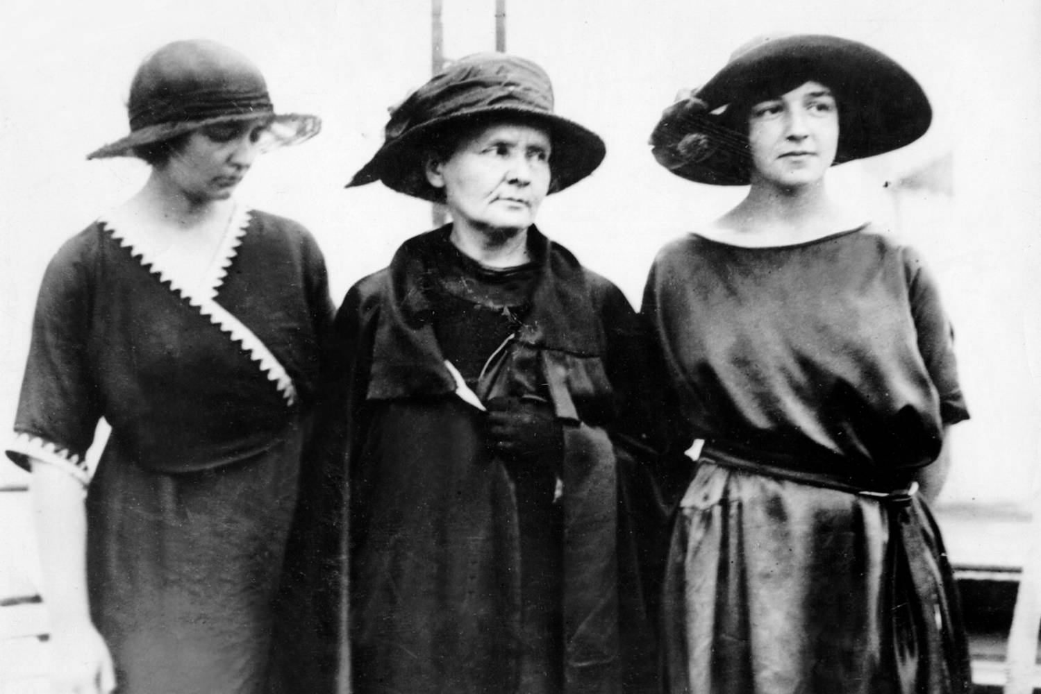 Marie Curie lányaival 1921-ben az Egyesült Államokban: balján Ève, jobbján Irène