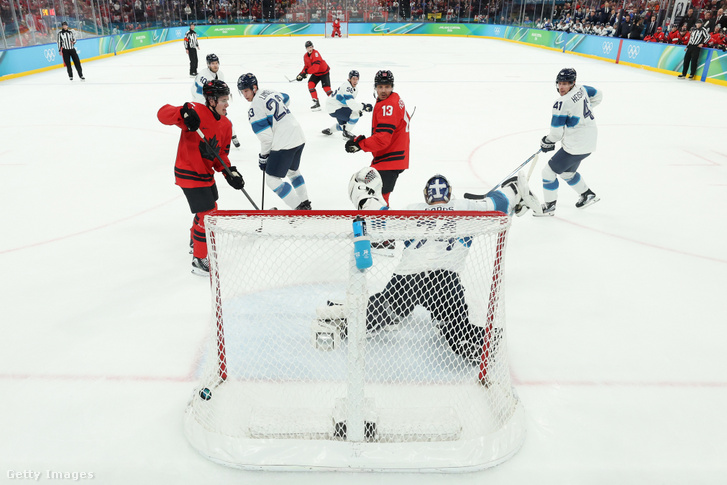 Sam Reinhart (13), a kanadai csapat játékosa gólt szerez