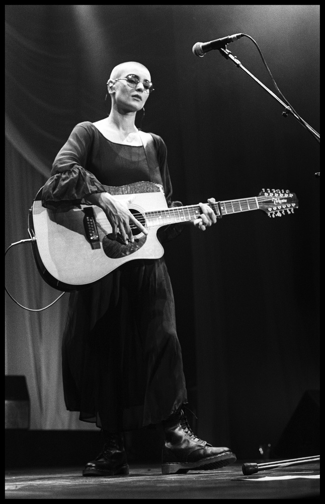 Sinnéad O'ConnorSinéad O'Connor 1992-ben, karrierje csúcsán a Saturday Night Live műsorában elénekelte Bob Marley „War” című dalát, majd tiltakozásként széttépte II