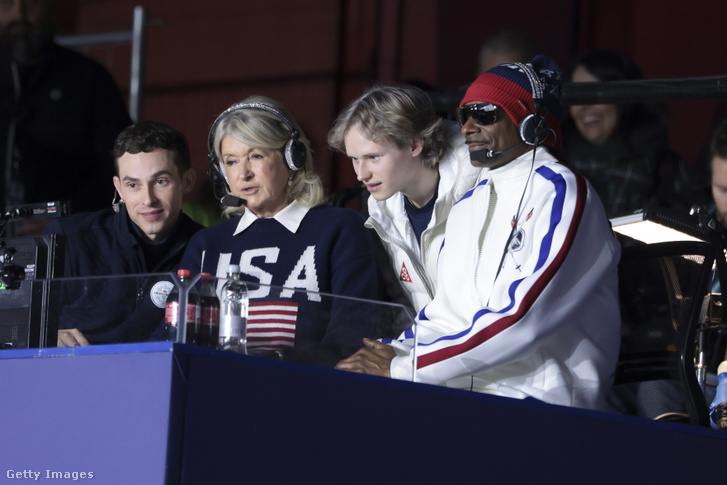 Adam Rippon (balra) volt műkorcsolyázó, az NBC szakértője Martha Stewart amerikai üzletasszony, Ilia Malinin és a USA Team reklámarcának, a rapper Snoop Dogg társaságában a műkorcsolyázók versenyén