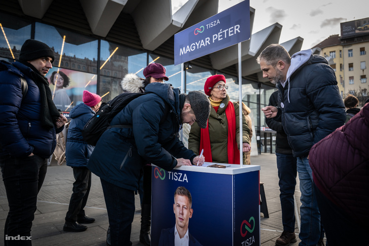 A Tisza Párt standja a Szél Kálmán téren 2026. február 21-én