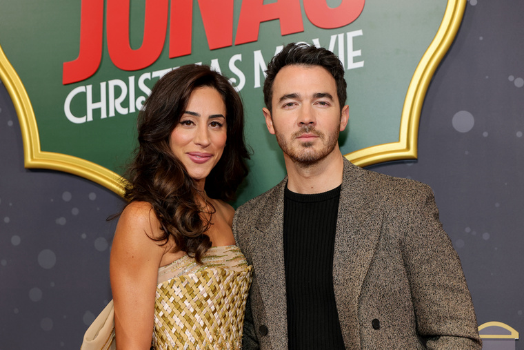 Danielle Jonas és Kevin JonasDanielle és Kevin Jonas a hírek szerint szinte azonnal külön ágyban kezdtek aludni az esküvőjük után Kevin horkolása miatt.
