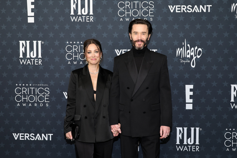 Kaley Cuoco és Tom PelphreyKaley Cuoco egy 2026 februárjában adott interjúban árulta el, hogy férje a vendégszobában alszik, mivel egy igazi éjjeli bagoly.&nbsp;„Tom éjjeli bagoly