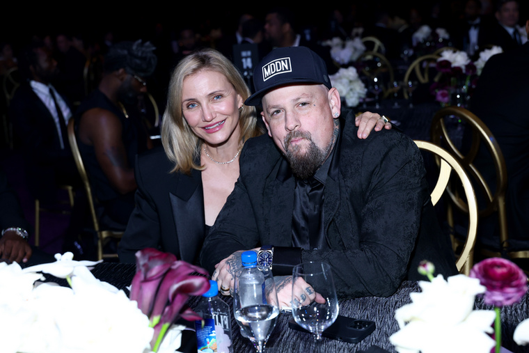 Cameron Diaz és Benji MaddenBár ma már egy szobában alszik férjével, Cameron Diaz a kapcsolat korai szakaszában nagy híve a külön hálószobának, amit szerinte „normalizálni kellene” – erről a 2023-as Lipstick On The Rim podcastben beszélt.„Van az én házam, van a tiéd