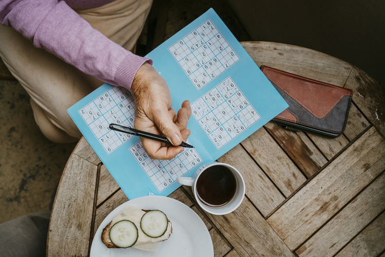 SudokuSzámtalan módja van az agy tornáztatásának: egy okostelefon tele van kirakósokkal, sudokuval, keresztrejtvényekkel és videojátékokkal, amelyek gondolkodásra késztetik az elmét
