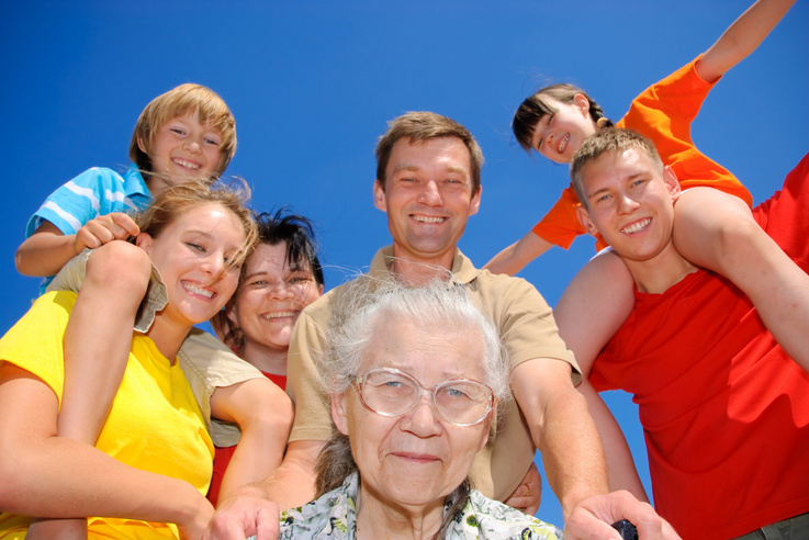 Ezért lehet dacos a kamasz, ingerült a középkorú- és kontrolláló az idős rokon.