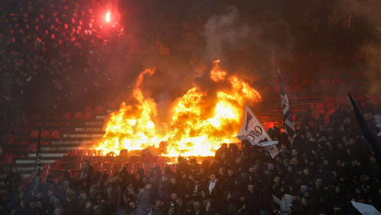 Döbbenetes képeken minden idők egyik legnagyobb botránya, ahogy a&nbsp;Partizan ultrái felgyújtják a Crvena zvezda stadionját