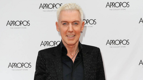 A Scooter 61 éves énekese és 38 évvel fiatalabb felesége: Sara vérbeli bombázó