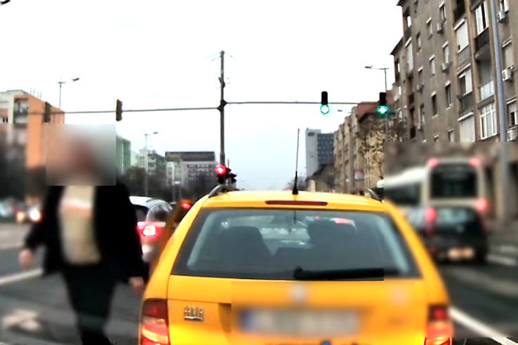 Buszsávban autózott, lebüntetőfékezett egy taxist, majd kiszállt hepajkodni