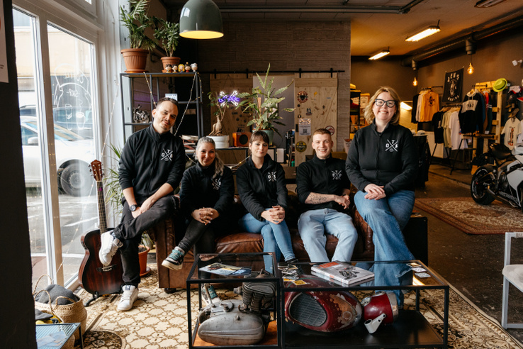 A motoros kávézó, ahol két keréken gurulhatunk az asztalunkig