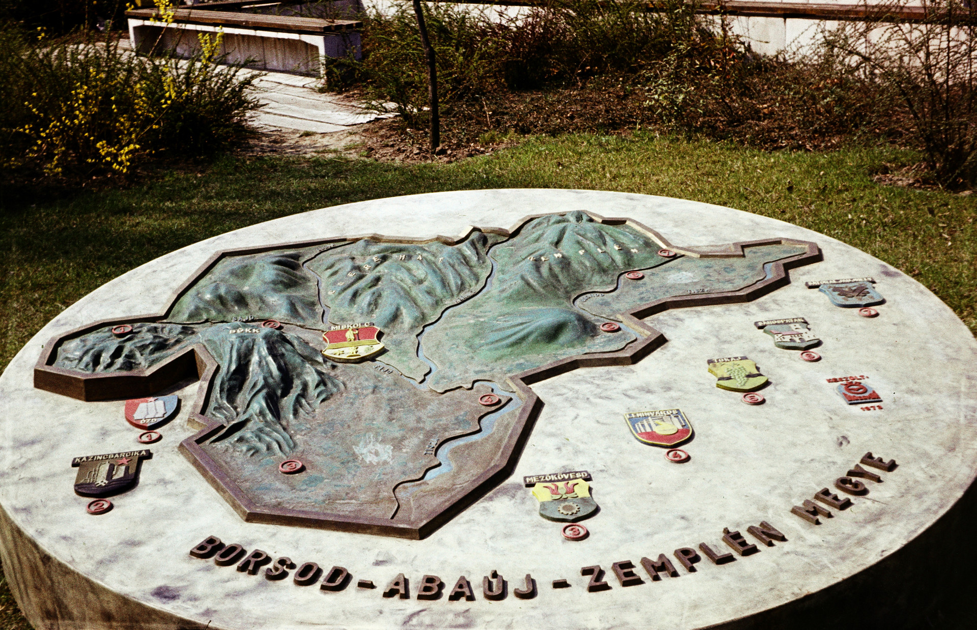 A Borsod-Abaúj-Zemplén megye térképét ábrázoló dombormű