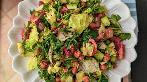 Laktató csicseriborsó-saláta friss zöldségekkel