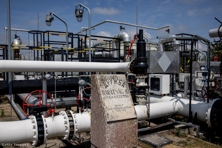 Egy kő emlékeztet a Barátság 2 nyersolajvezetékre a Duna olajfinomítóban 2022. május 24-én