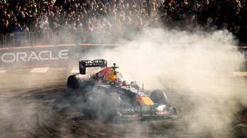 Égés lett a Red Bull F1-es bemutatójából – videó