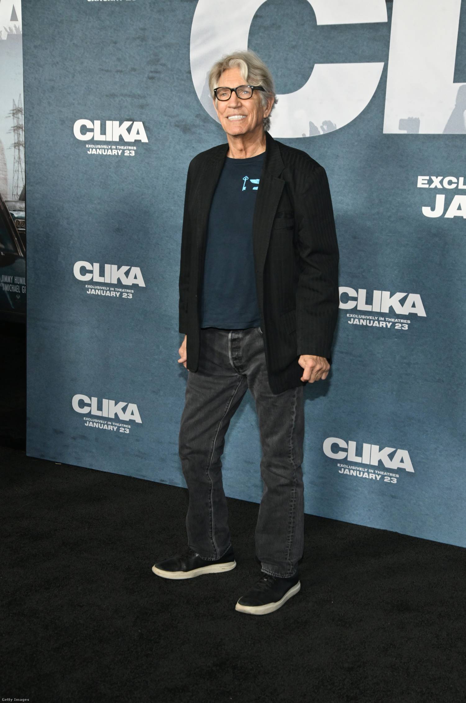 Eric Roberts ősz hajjal is sármos még mindig.