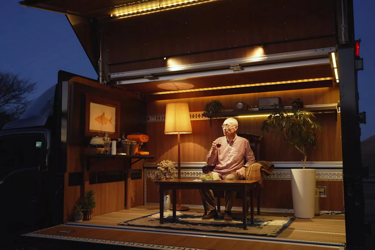 Ez az Isuzu kisteherautó valójában egy luxusnappali