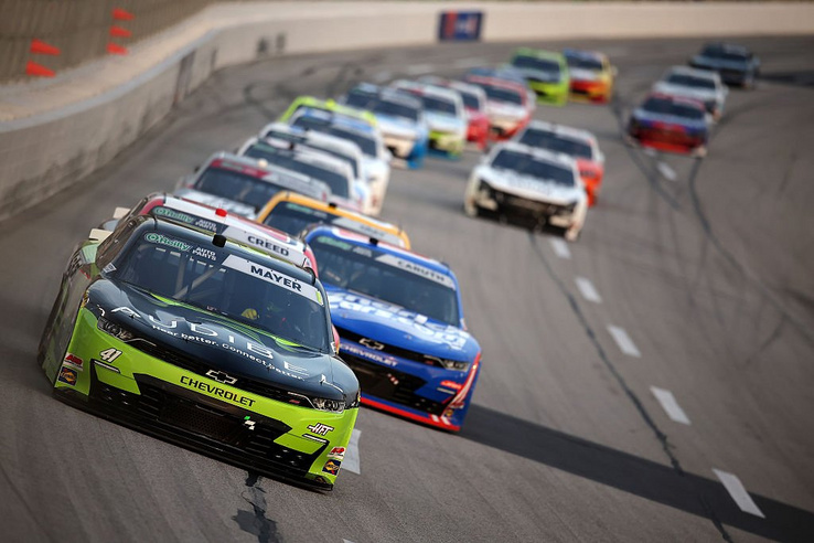 Leamortizálta az autóját, miközben a győztesnek gratulált