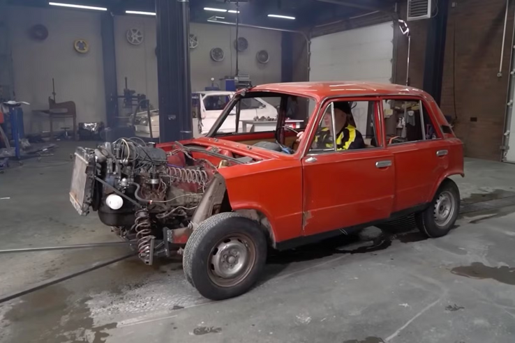 Hosszú tekercsrugókat építettek be motortartó bakok helyett