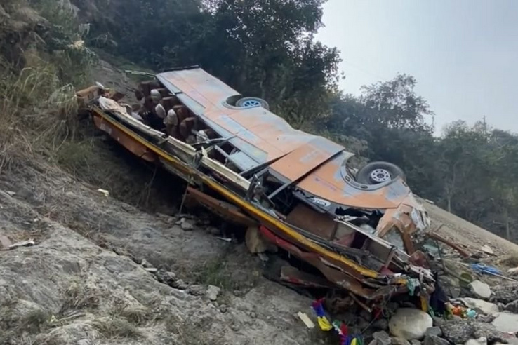 Lezuhant egy busz a hegyoldalról Nepálban, többen meghaltak