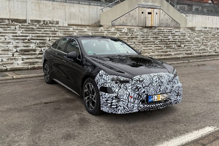 Szegeden lófrál az elektromos Merci C-osztály (pedig még nem is létezik)