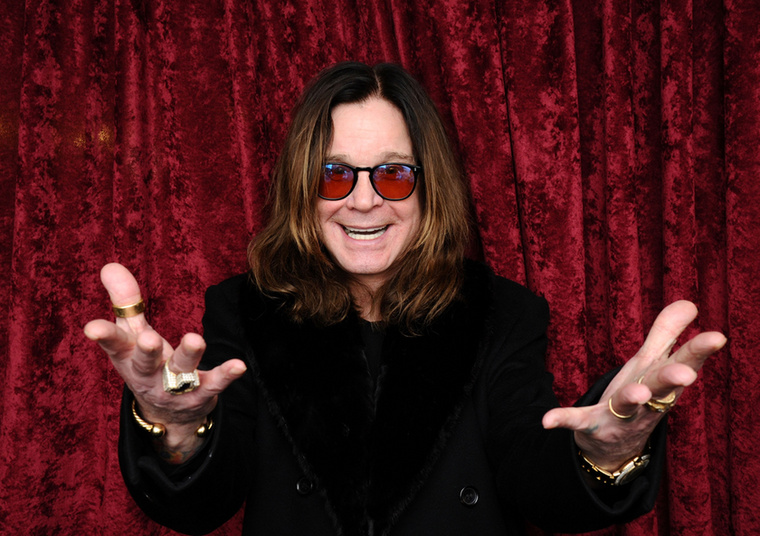Ozzy Osbourne&nbsp;A nemrégiben elhunyt Ozzy 1984-ben a „So Tired” című dal klip forgatásán sérült meg, amikor egy összetört tükör üvegszilánkjai az arcába csapódtak