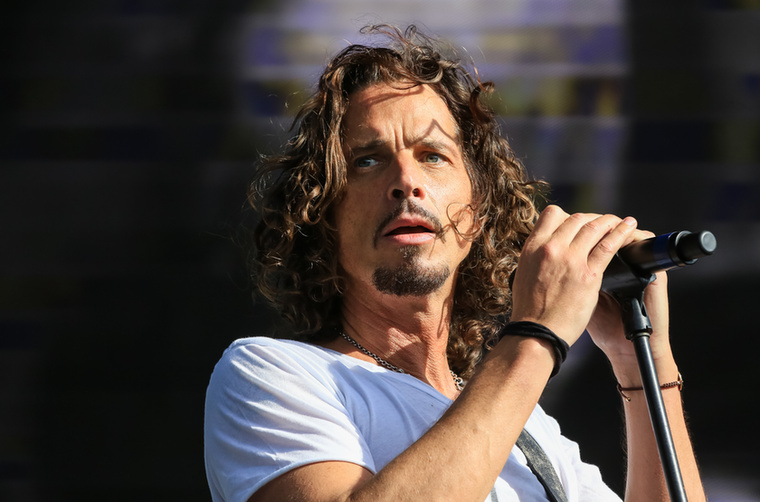 Chris Cornell&nbsp;A Soundgarden énekese – aki 2017-ben hunyt el – a „Nearly Forgot My Broken Heart” forgatásán szenvedett égési sérülést