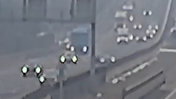 Úgy megijedt az M7-esen, hogy a szalagkorlátnak vágta az autóját