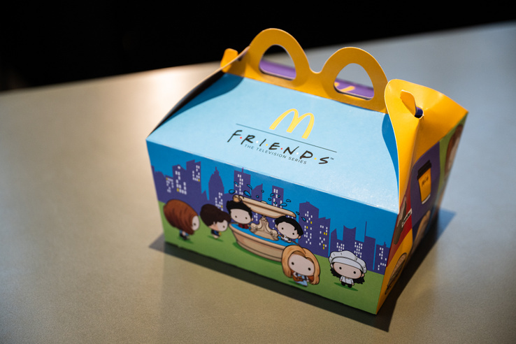Kiderült, hogy mikortól kaphatóak a várva várt Friends-bögrék a Mekiben