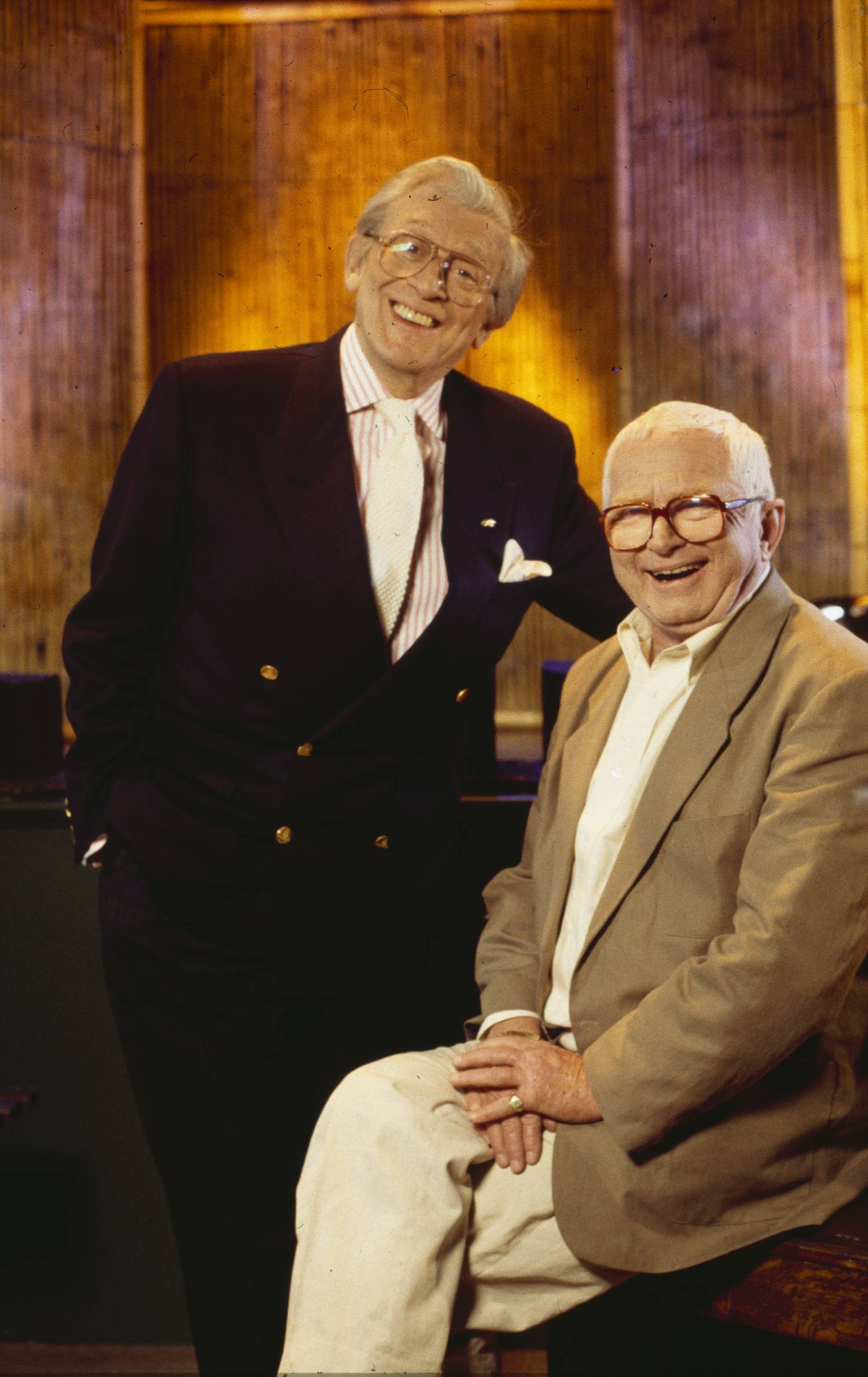 A Csengetett, Mylord? forgatókönyvírói és alkotói, balra Jimmy Perry, jobb oldalt pedig David Croft. Sajnos már egyikőjük sem él, Perry 2016-ban, Croft 2011-ben hunyt el.