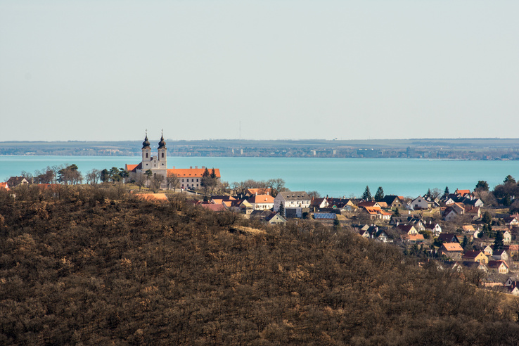Márciustól lezárják Tihany legforgalmasabb utcáját