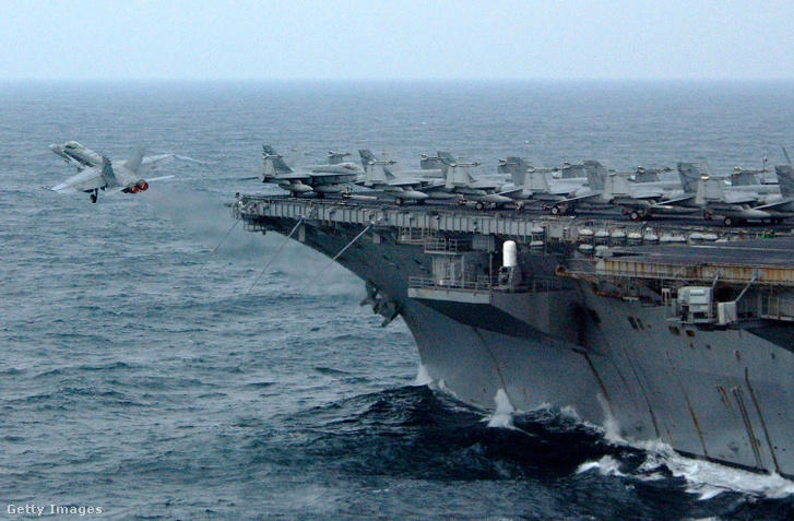 Egy amerikai repülőgép felszáll a USS Constellation repülőgép-hordozóról 2003. január 16-án a Perzsa-öbölben