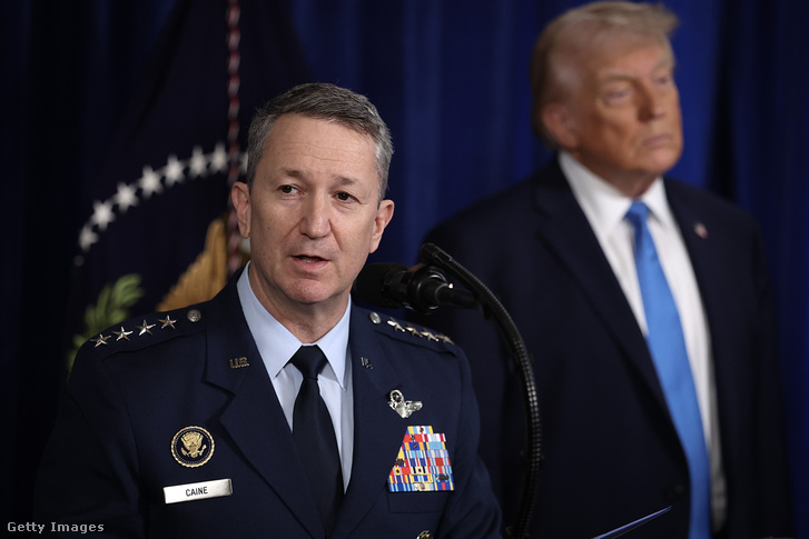 Dan Caine beszél egy sajtótájékoztatón, mögötte Donald Trump 2026. január 3-án