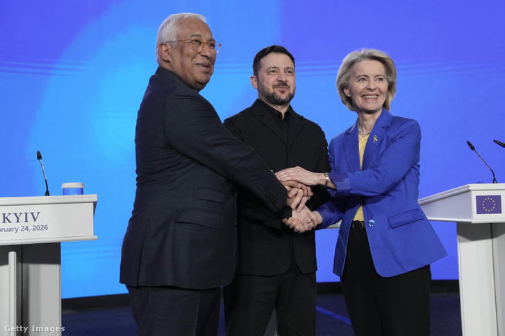 Antonio Costa, az Európai Tanács elnöke, Volodimir Zelenszkij, Ukrajna elnöke és Ursula von der Leyen, az Európai Bizottság elnöke a sajtótájékoztatón Kijevben 2026. február 24-én