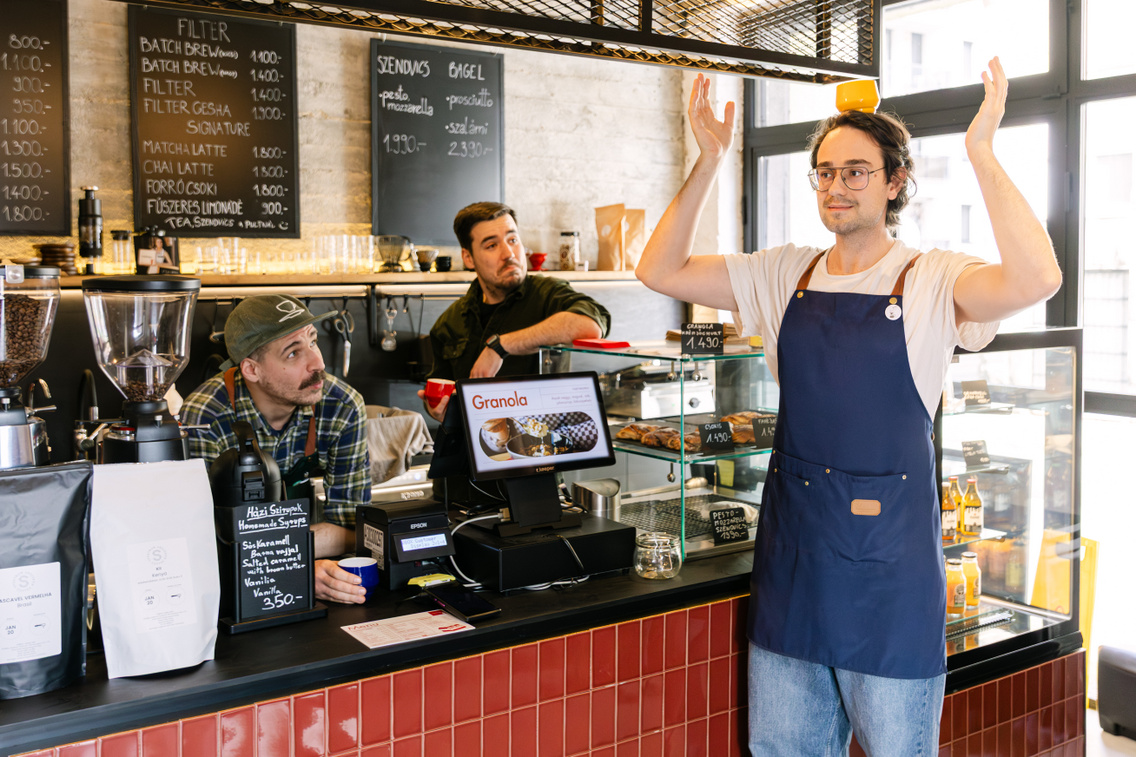 Zoli, Gábor és Zsombi (egy csészével a fején)