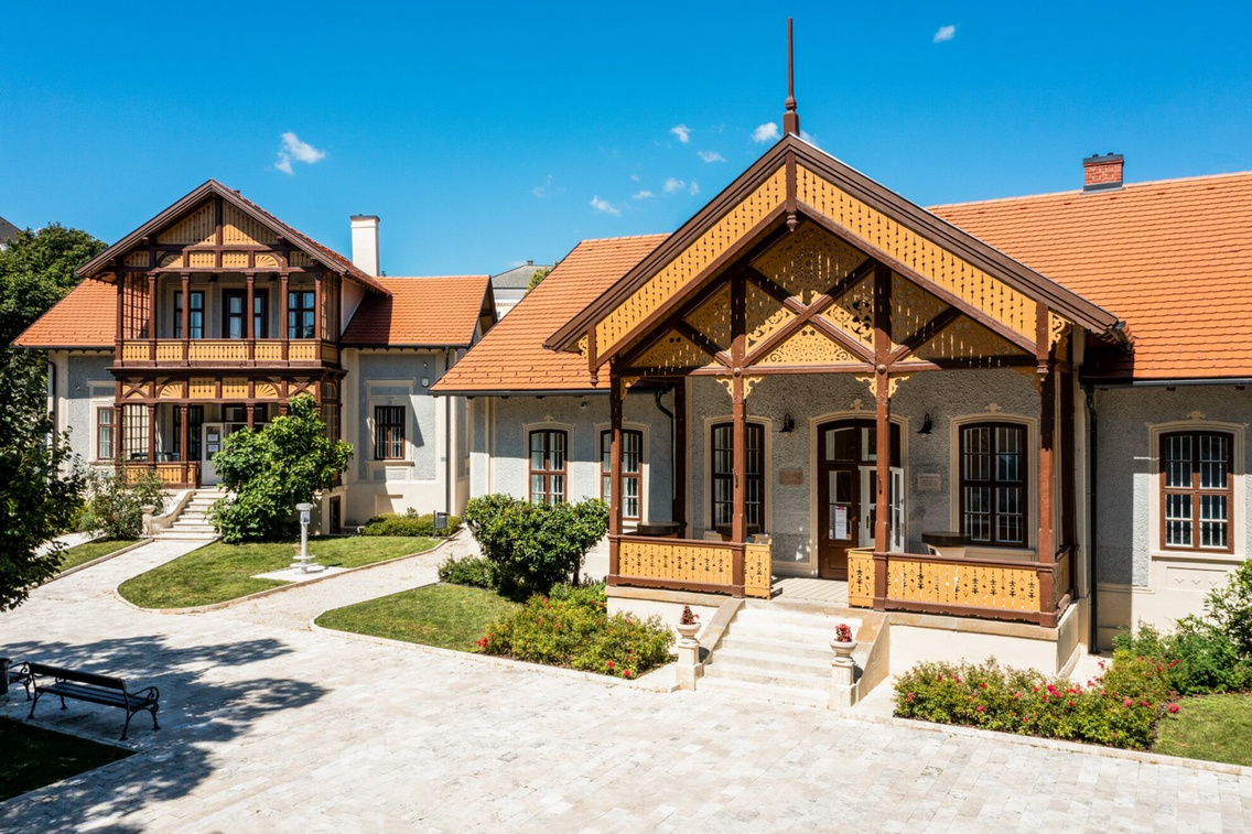 huray-villa-001-resized.exact1980w