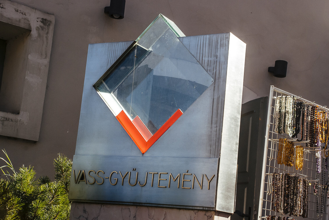 modern-keptar-vass-lasz-kr-cs-jpg